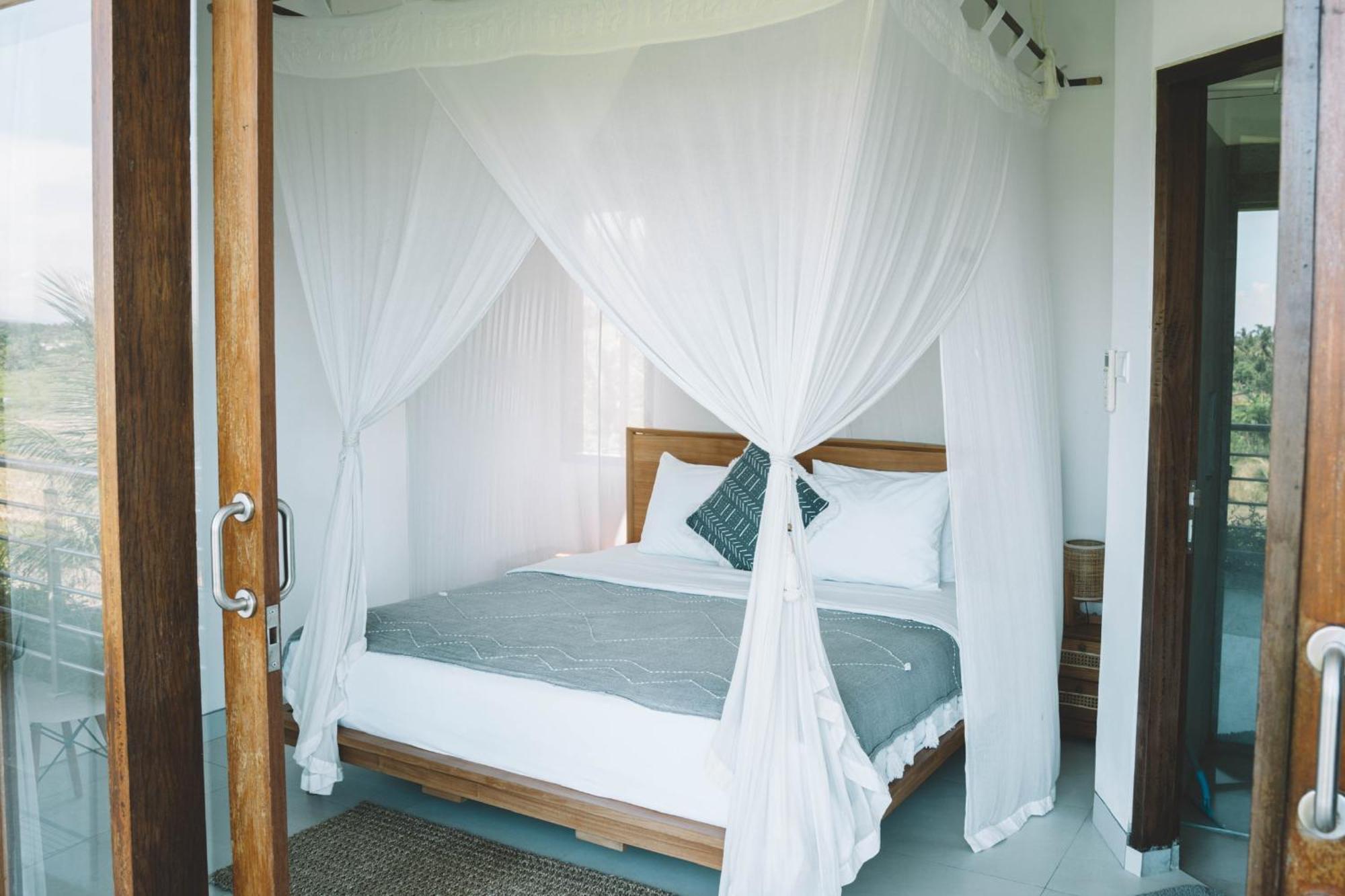 Three Palms Surf & Stay Medewi Airsatang Екстер'єр фото