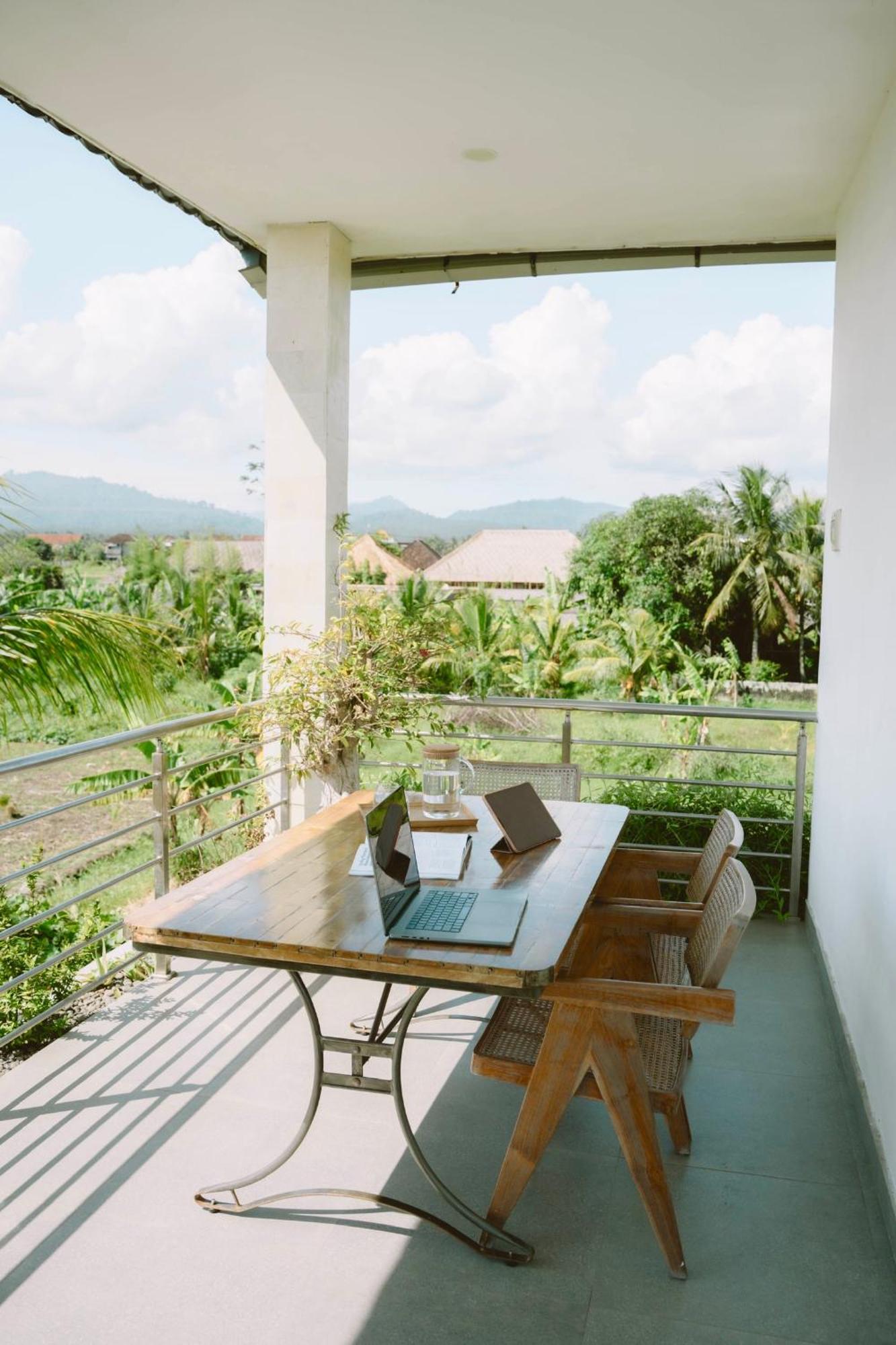 Three Palms Surf & Stay Medewi Airsatang Екстер'єр фото